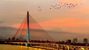 Cầu Trần Thị Lý Đà Nẵng với hình dáng cánh buồm căng gió hướng ra biển khơi